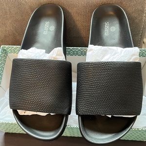 Susina Vila-Pu black flat slip on slide